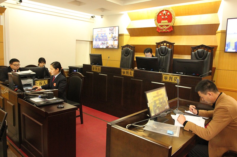 审判员认真听取辩护人意见_副本.jpg