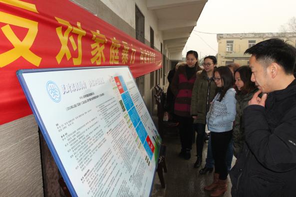 图五 铁路站段职工观看“反家暴法”宣传展板.jpg