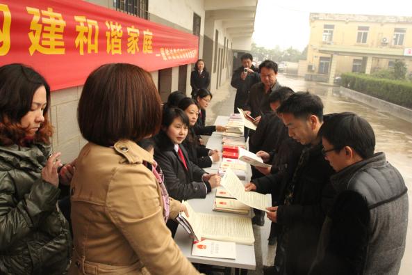图四 铁路站段职工领取赠阅的法制宣传书籍.jpg