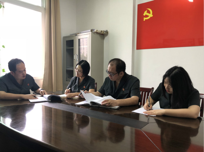 合议庭成员讨论案情制定工作方案.jpg