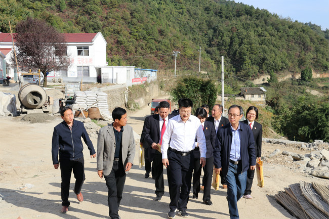 党组书记、院长申清带领干警走访慰问贫困家庭.JPG