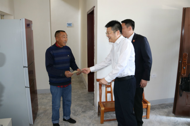 党组书记、院长申清同志慰问贫困家庭.JPG