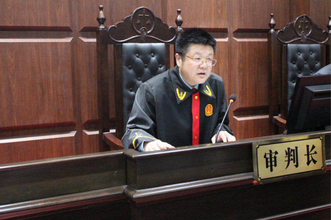 1.申院长主持庭审.jpg