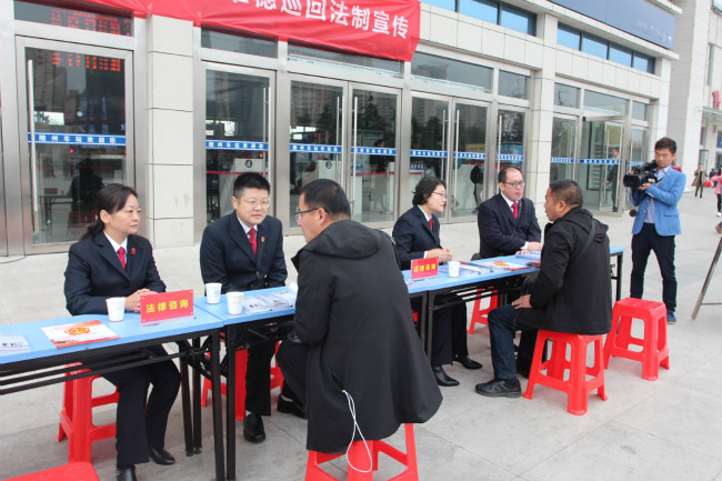 党组书记、党组成员带领青年党员以案释法.JPG