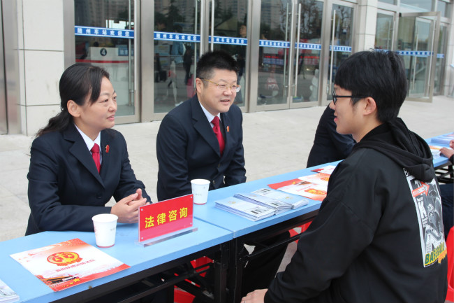 党组书记、院长申清，党组成员戴蓉现场为群众答疑解惑.JPG