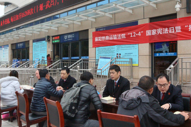 2.热情接受群众咨询.jpg
