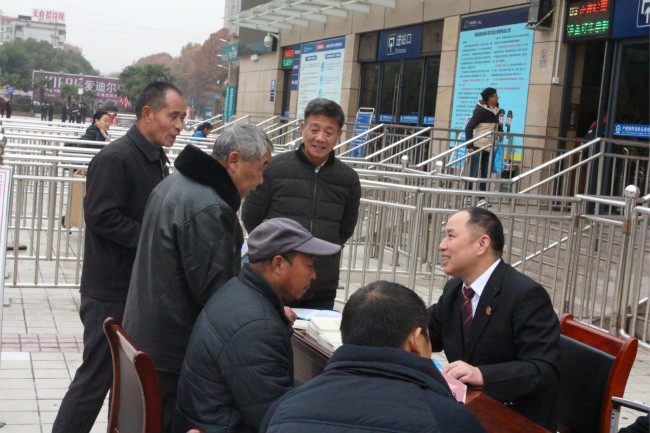 3.院领导为旅客答疑解惑.jpg