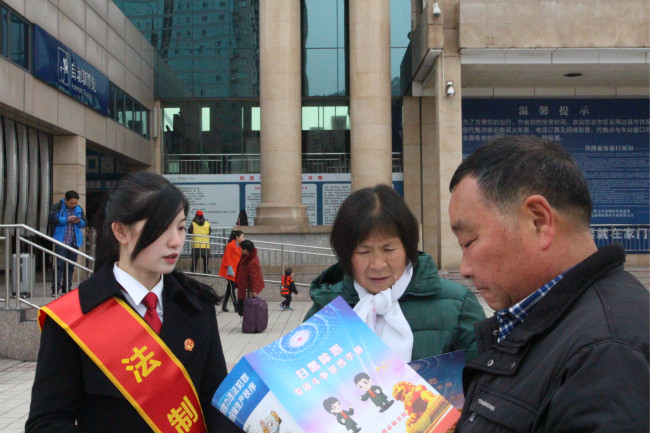 4.向群众发放宣传资料.jpg